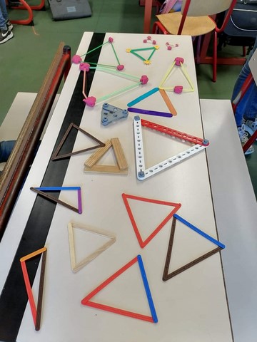 expo de formes géométriques avec du matériel varié